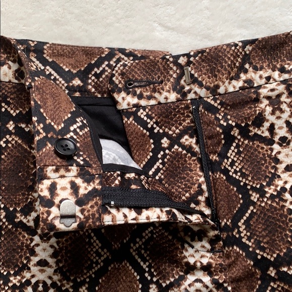BCBGMAXAZRIA Womens Phillipa Snakeskin Shorts Size Medium - Picture 8 of 10